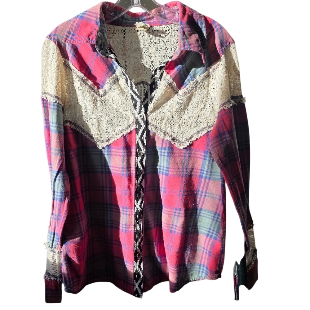 Gimmicks by BKE Pink and Blue Plaid Button Down Shirt Size Medium